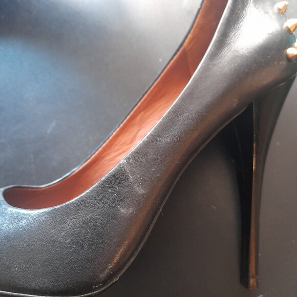 Gold spiked stilettos by genius Alexander McQueen - Picture 4 of 4